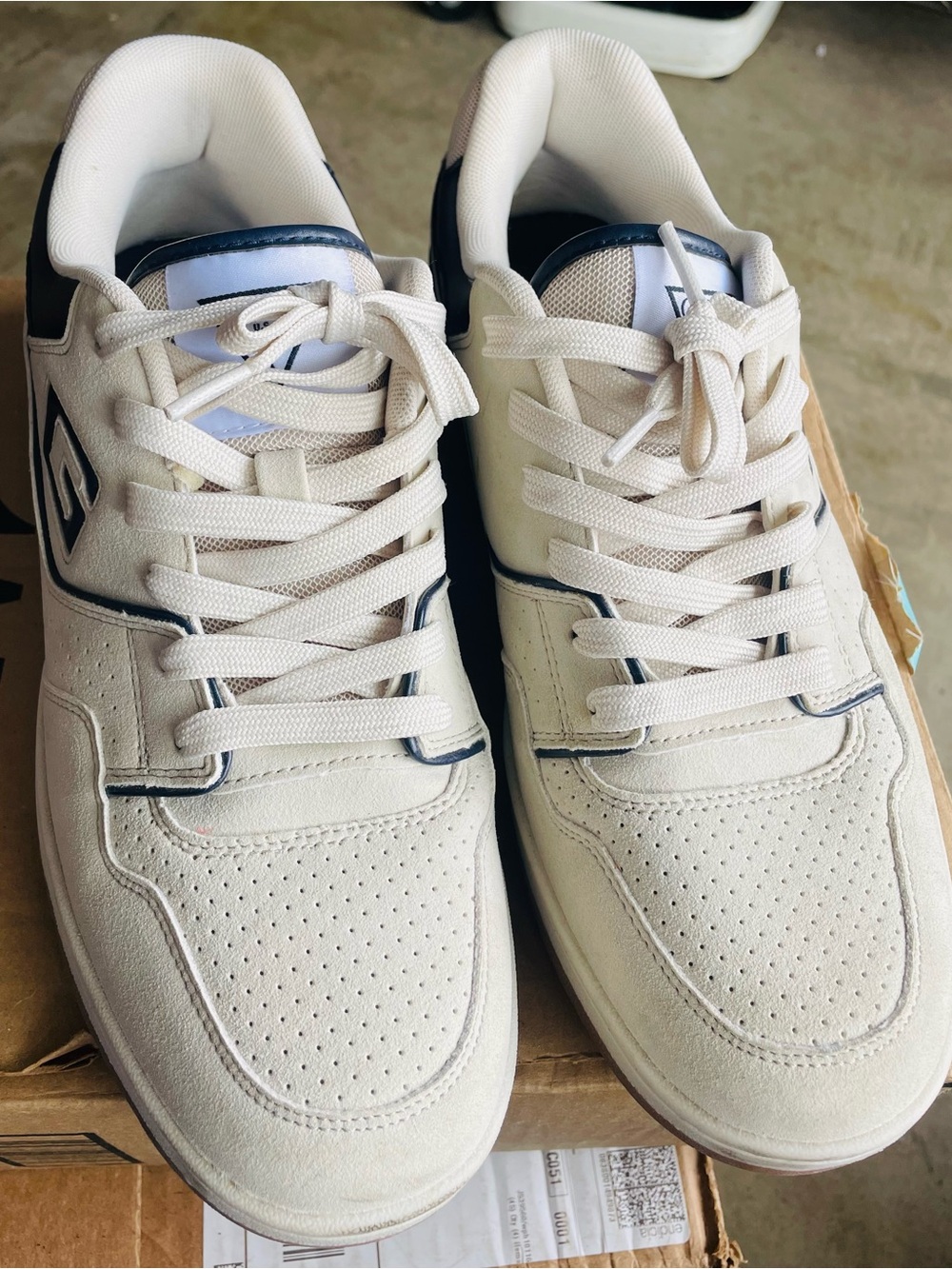 Guess Men's Cream Sneakers with Navy Trim